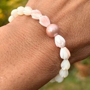 Mother of Pearl Queen Conch Bead Bracelet Edison Pearl Accent Handmade In Maui